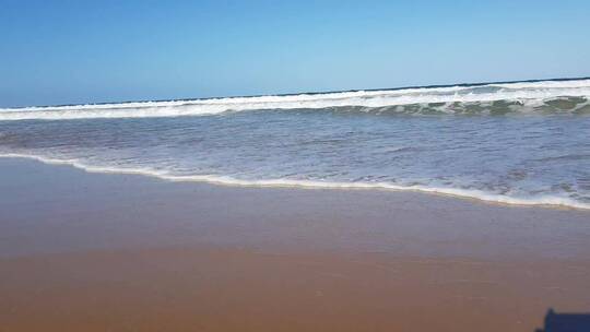 海浪冲击海岸的特写镜头