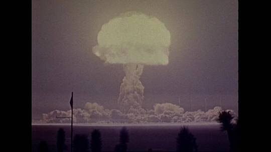 原子弹爆炸形成的蘑菇云视频素材模板下载
