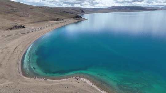 航拍西藏拉萨纳木措北岸渐变蓝湖水景观