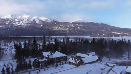 航拍新疆冬季喀纳斯河流晨雾雪山森林雪景