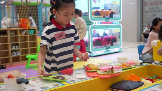 小女孩在商场玩过家家小游戏视频素材模板下载