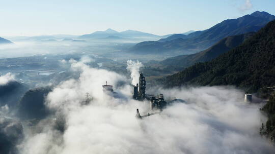 山里云雾中的水泥厂