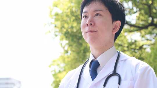 振向笑白衣若男性医