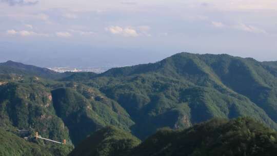 延时航拍山地城市，青山白云间的时光流转