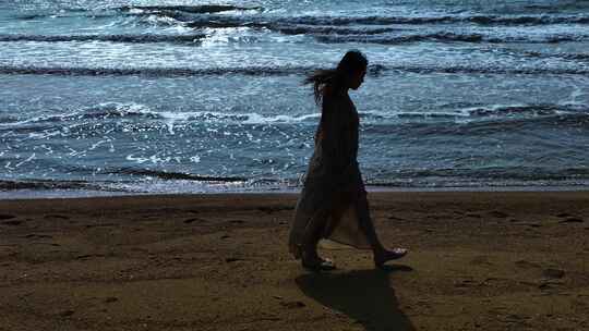 夜晚海滩 伤感女孩 一个人走路