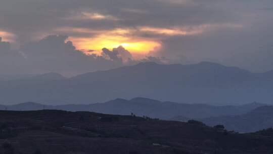 夕阳下的远山