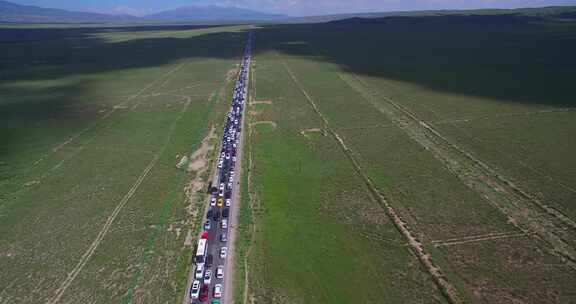 航拍草原公路交通拥堵大塞车