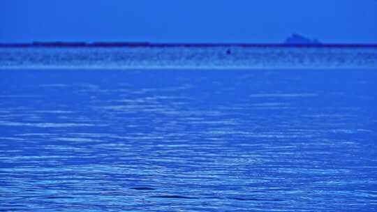 傍晚大海海面蓝调海水礁石波纹静谧风光