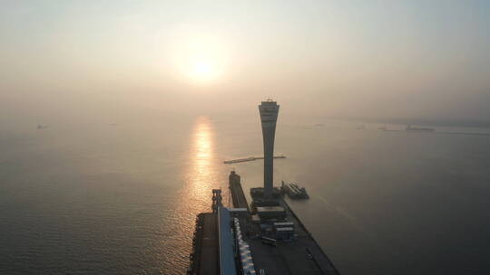 上海宝山国际邮轮码头日出逆光指挥塔航拍视频素材模板下载