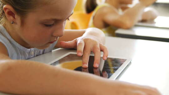 女孩在课堂上使用数字平板电脑