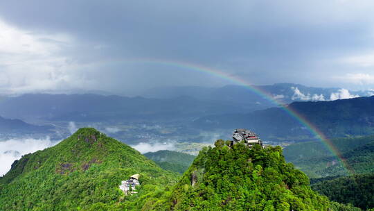 腾冲云峰山雨后彩虹 绿色森林