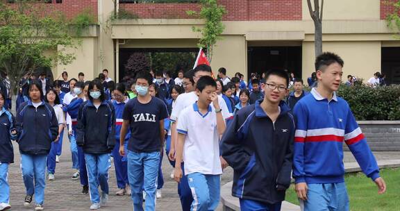 4K实拍学生从教学楼走出