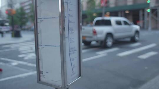 街道的公交站牌视频素材模板下载