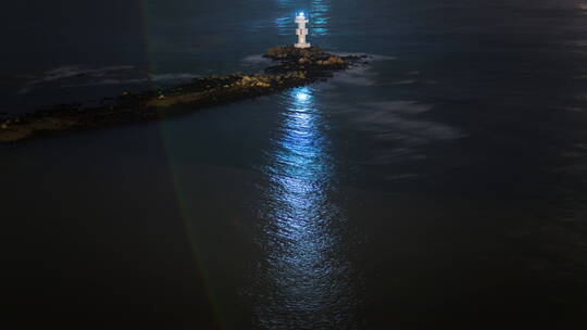 海边灯塔夜景