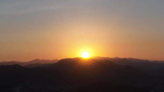 远山日出延时山峰日出航拍风景乡村日出风光