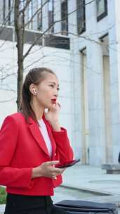 一个穿着公司服装的女人在打电话