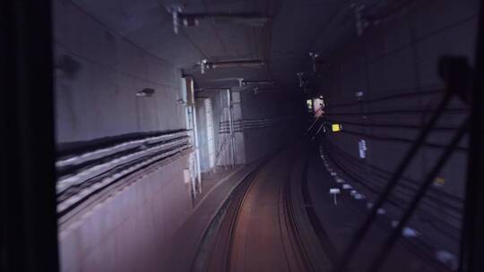 地铁视角快速行驶在车道上视频素材模板下载