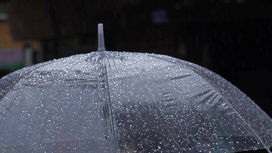 下雨天雨伞雨滴