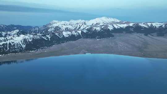 蓝条时刻的新疆赛里木湖雪山湖泊景观