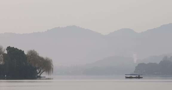 杭州市西湖清晨晨雾风光