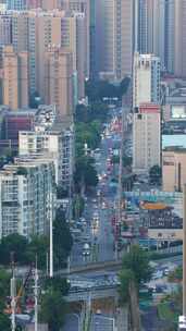 竖版航拍武汉城市交通道路街景