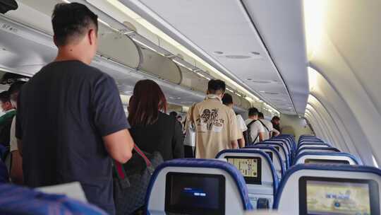 飞机上乘客携带行李排队下飞机视频素材模板下载