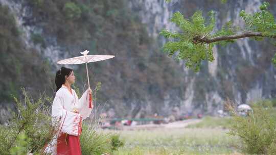 桂林阳朔漓江边的古装少女