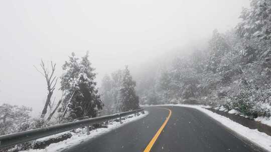 升格行车视角：雪花纷飞山间公路，情侣漫步