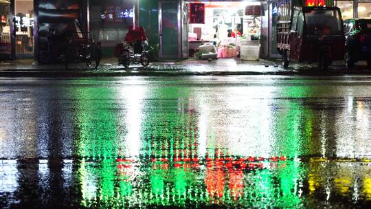 夜晚小雨天街边路边车流对面蔬菜商店含声视频素材模板下载