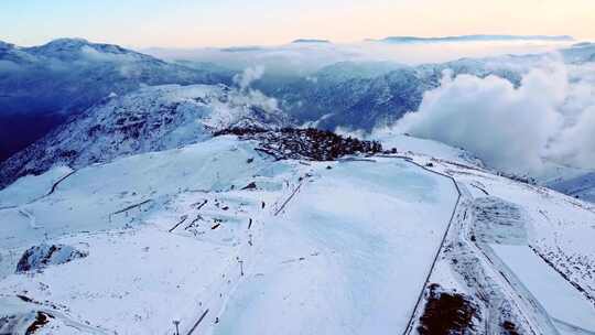 白雪覆盖的山脉和滑雪场的无人机视图