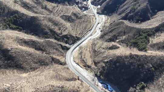 航拍山间蜿蜒公路
