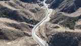 航拍山间蜿蜒公路高清在线视频素材下载