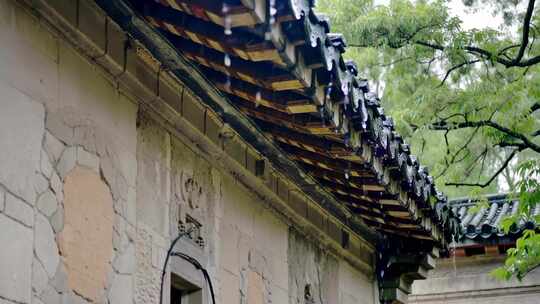 古建筑屋檐雨滴景象