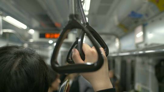 乘客拉公交车上的扶手视频素材模板下载