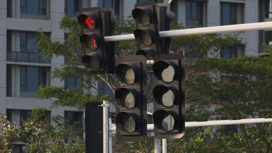 街道路口交通红绿灯指示灯