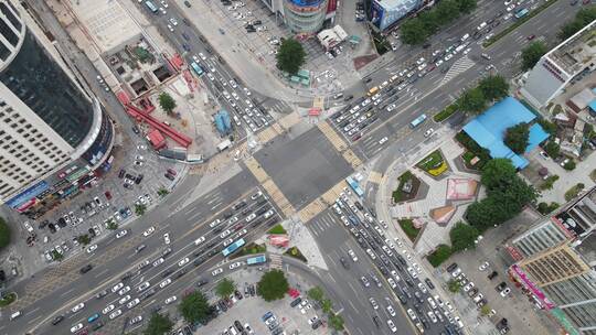 下班时段的城市路口