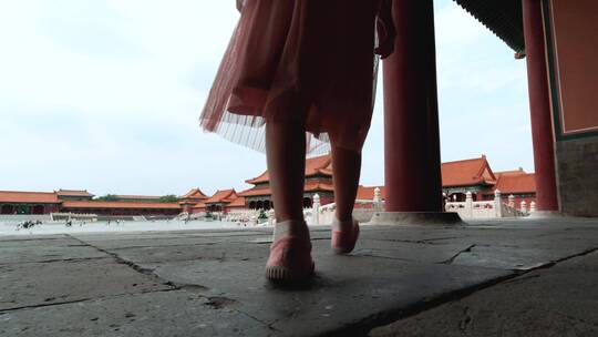 一个女孩独自走在北京故宫太和门的广场上
