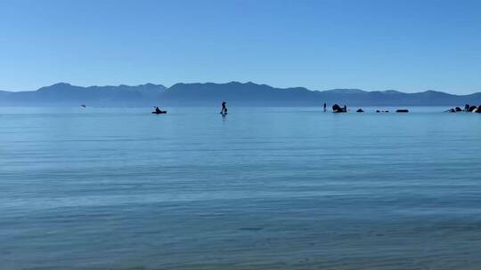 人们在海湾划皮划艇和划桨