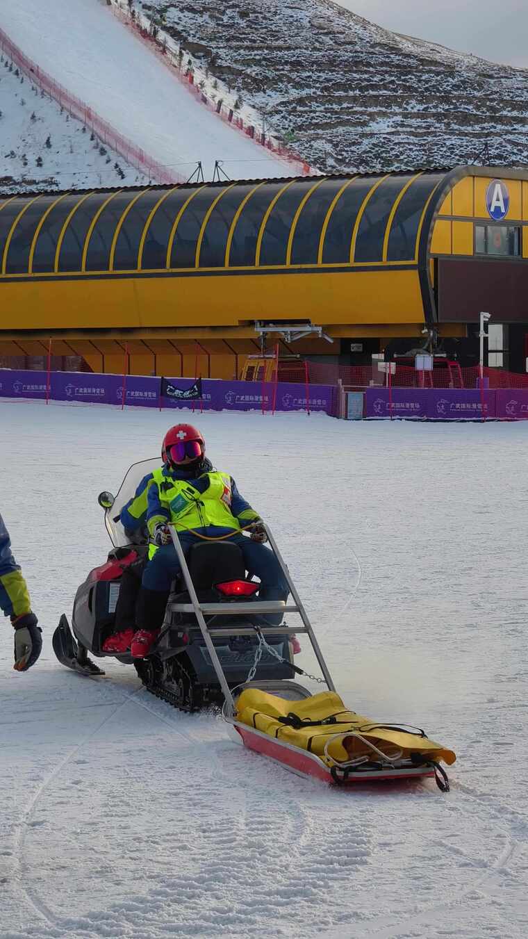 滑雪场救援人员雪地摩托救援