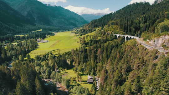 瑞士阿尔卑斯山的Landwasser高架桥夏季鸟瞰绿色山谷