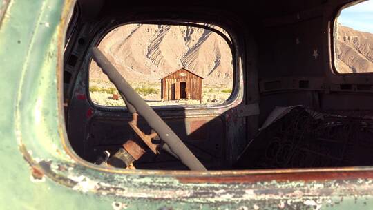 沙漠中一辆废弃的汽车
