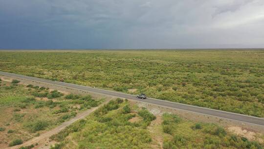 新疆塔里木盆地草原笔直的公路风光