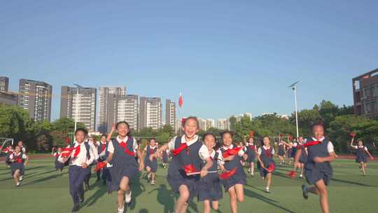 「版权素材」小学生挥舞红旗奔跑