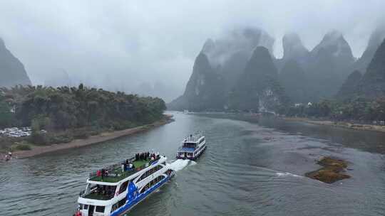 桂林漓江烟雨朦胧游客游船