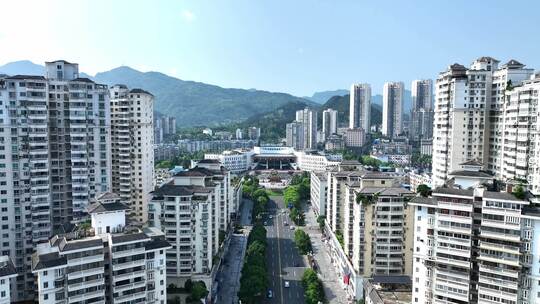 航拍城市街景绿树高楼林立的繁华景象