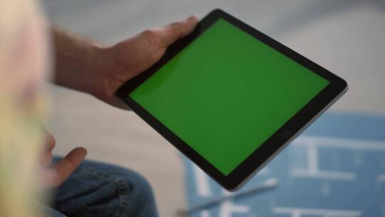 手持绿屏平板的人视频素材模板下载