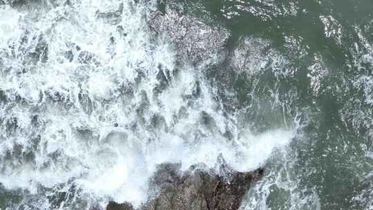 海浪俯拍海水拍打礁石特写浪花岩石潮水波浪