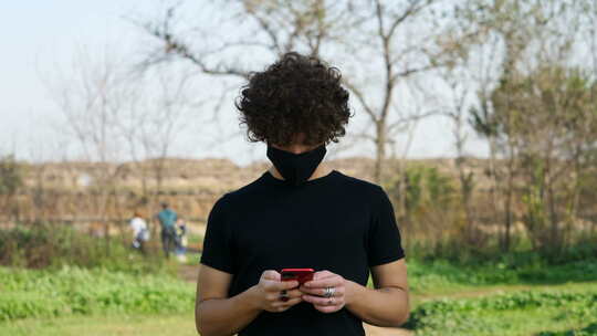 戴面具自拍——年轻人自拍并发布在社交网站上