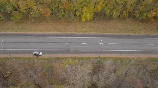 车辆经过路边停泊的汽车