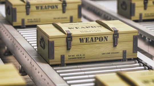 军用木箱与武器在传送带上。武器生产和出口